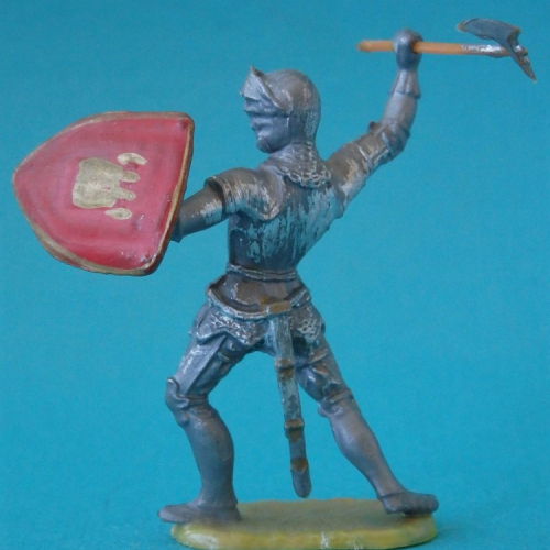 8931 4 Chevalier en armure attaquant avec épée et bouclier (ou hache à manche long - II b).